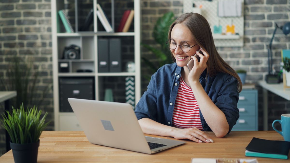 Assistante administrative souriante au téléphone